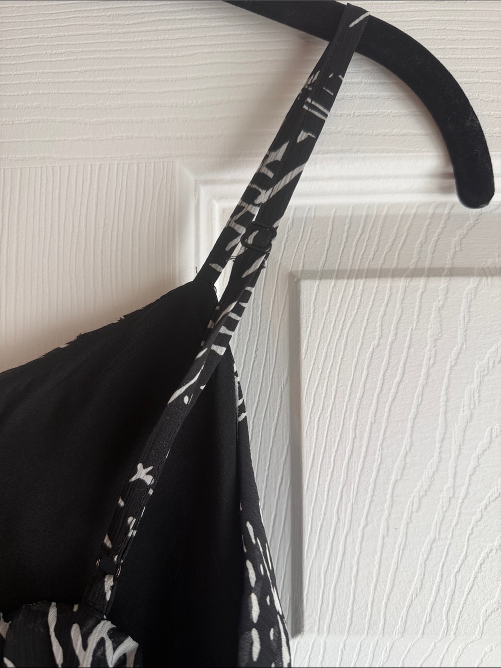 Express Black and White Printed High-Low Spaghetti-Strap Dress - Picture 5 of 6